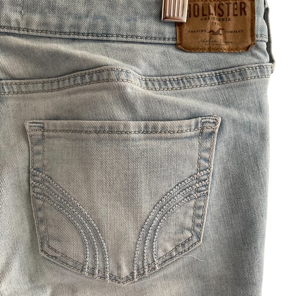 Hollister | Embroidered Distressed Jeans - Picture 10 of 13
